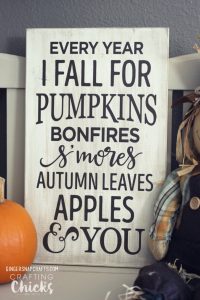 Easy Fall Crafts - I love decorating my home for each season with wood, paper, and fabric crafts! Fall home decor is my favorite and this roundup is full of easy crafts you can make in an afternoon.